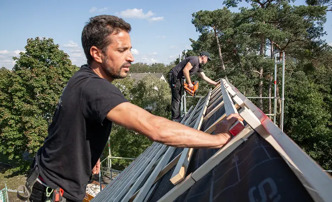 Monteur bei der Installation einer Wärmepumpe